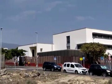 Desalojan un colegio tras una amenaza de bomba de antivacunas en Granadilla de Abona 