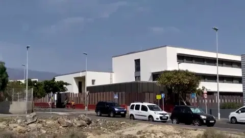 Desalojan un colegio tras una amenaza de bomba de antivacunas en Granadilla de Abona Desalojan un colegio tras una amenaza de bomba de antivacunas en Granadilla de Abona