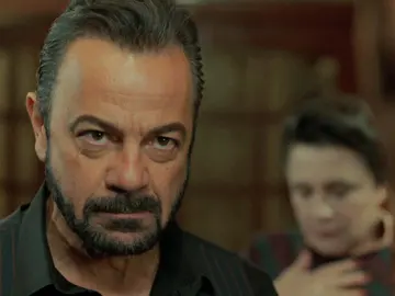 Fekeli defiende a Züleyha y se enfrenta a Demir Fekeli defiende a Züleyha y se enfrenta a Demir