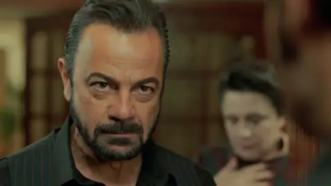 Fekeli defiende a Züleyha y se enfrenta a Demir Fekeli defiende a Züleyha y se enfrenta a Demir