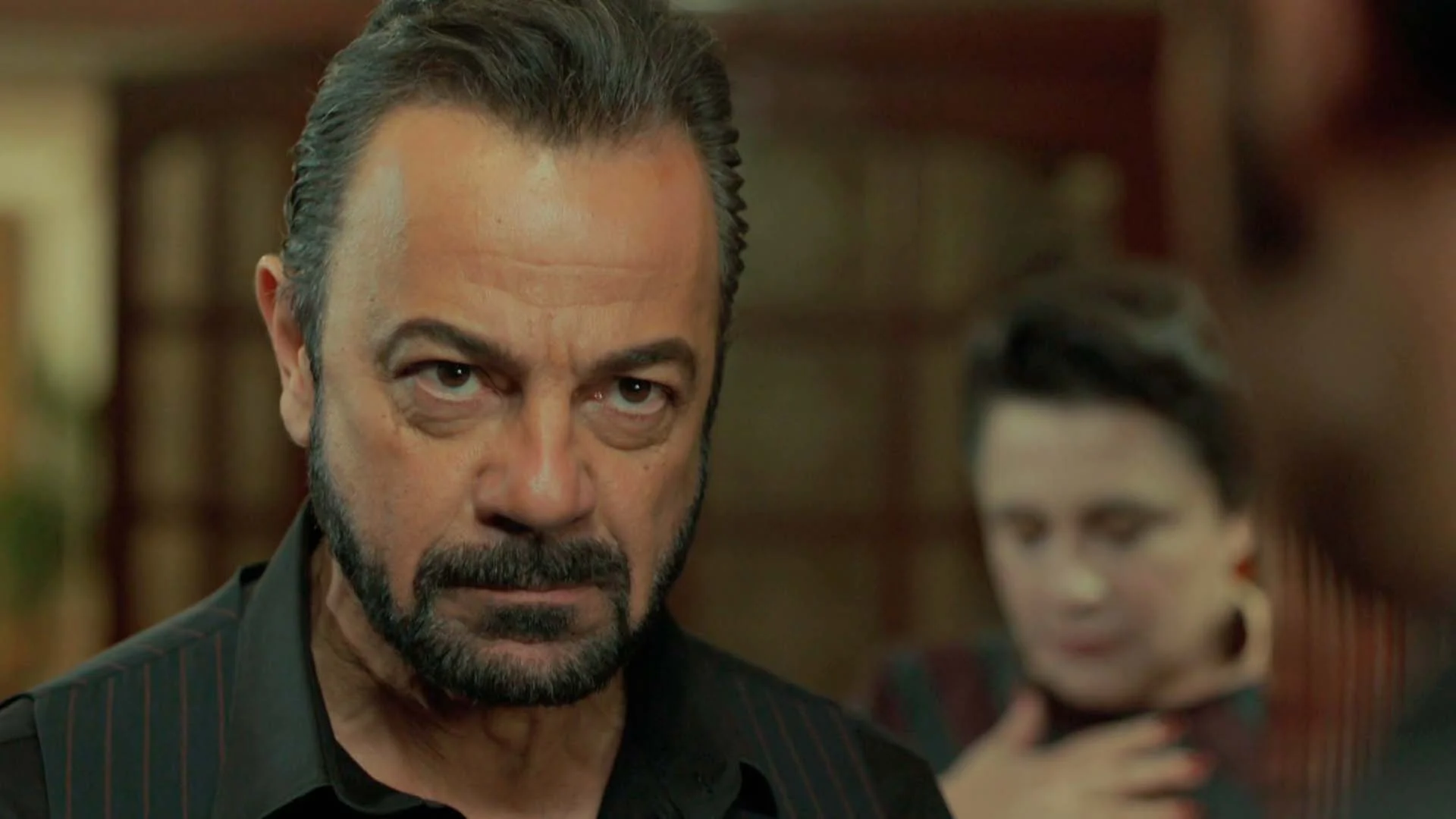 Fekeli defiende a Züleyha y se enfrenta a Demir 