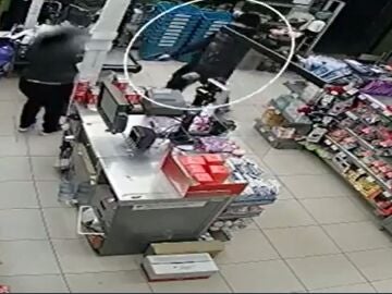En la imagen, el momento en el que el ladrón intenta robar a punta de pistola en el supermercado