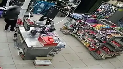 En la imagen, el momento en el que el ladrón intenta robar a punta de pistola en el supermercado En la imagen, el momento en el que el ladrón intenta robar a punta de pistola en el supermercado