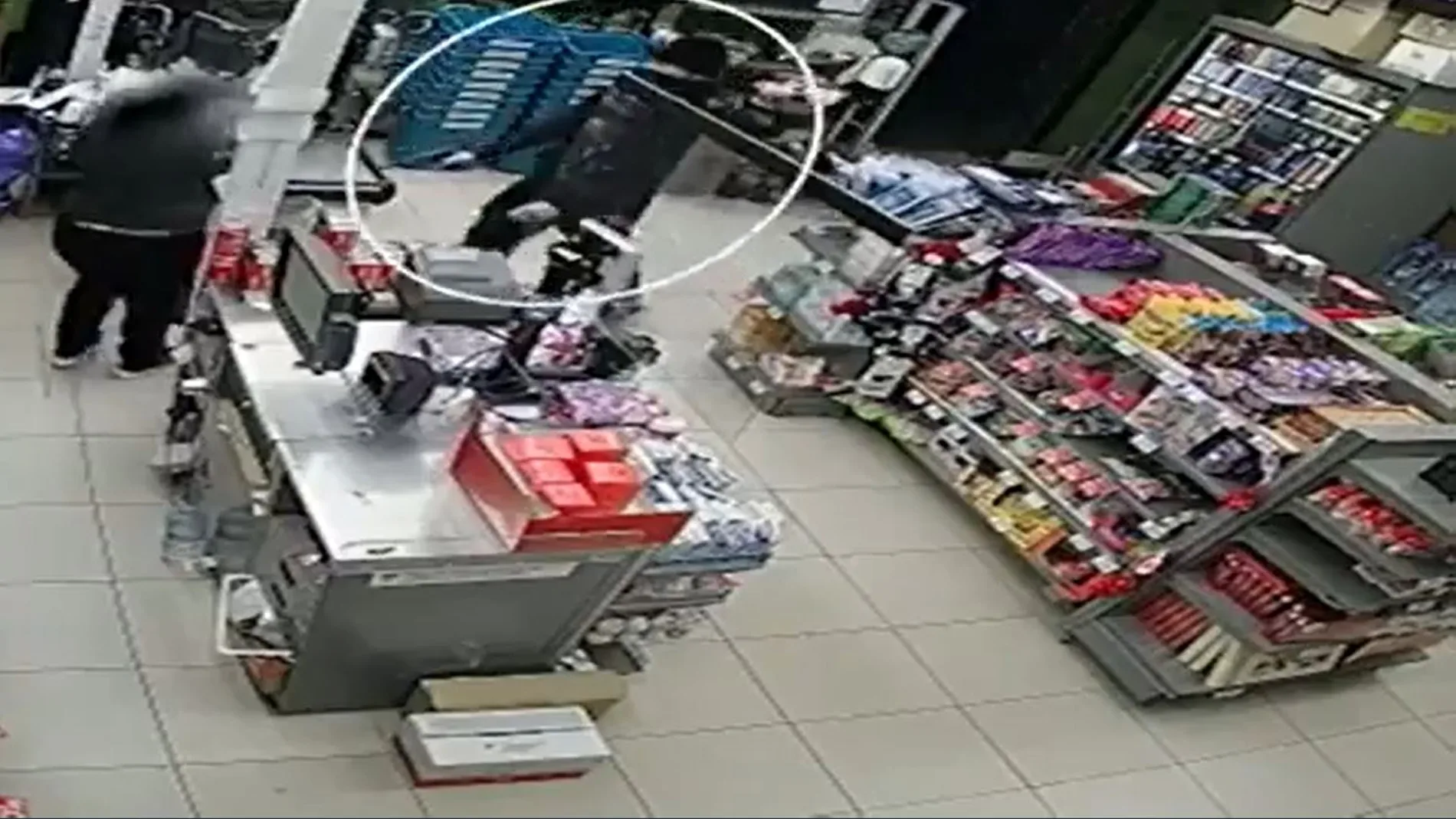En la imagen, el momento en el que el ladrón intenta robar a punta de pistola en el supermercado