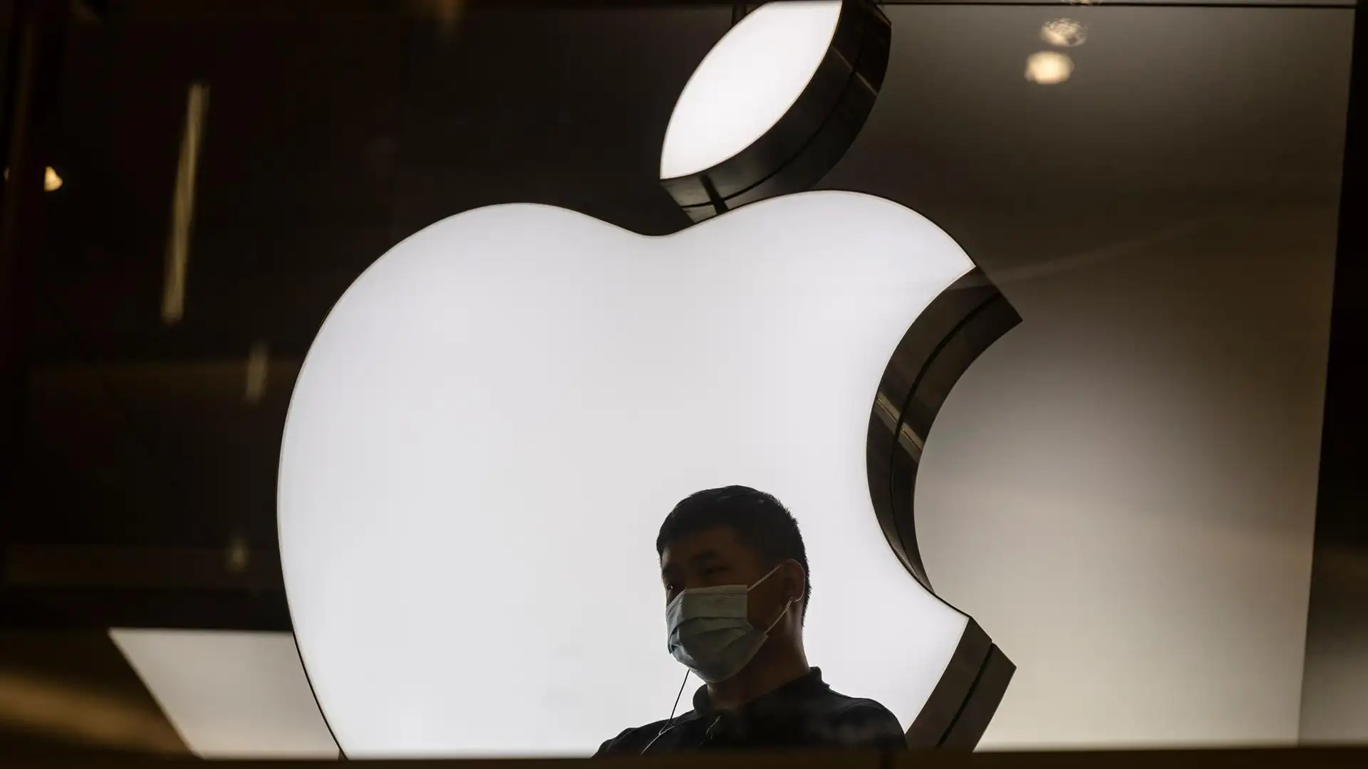 As&iacute; funciona 'Tap to Pay', la nueva funci&oacute;n de Apple que sustituye los dat&aacute;fonos por iPhones
