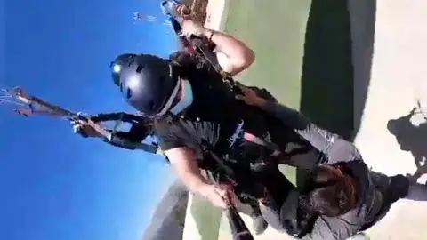 El angustioso momento en que un instructor queda colgado de un parapente sin arnés y acaba tirándose al vacío El angustioso momento en que un instructor queda colgado de un parapente sin arnés y acaba tirándose al vacío