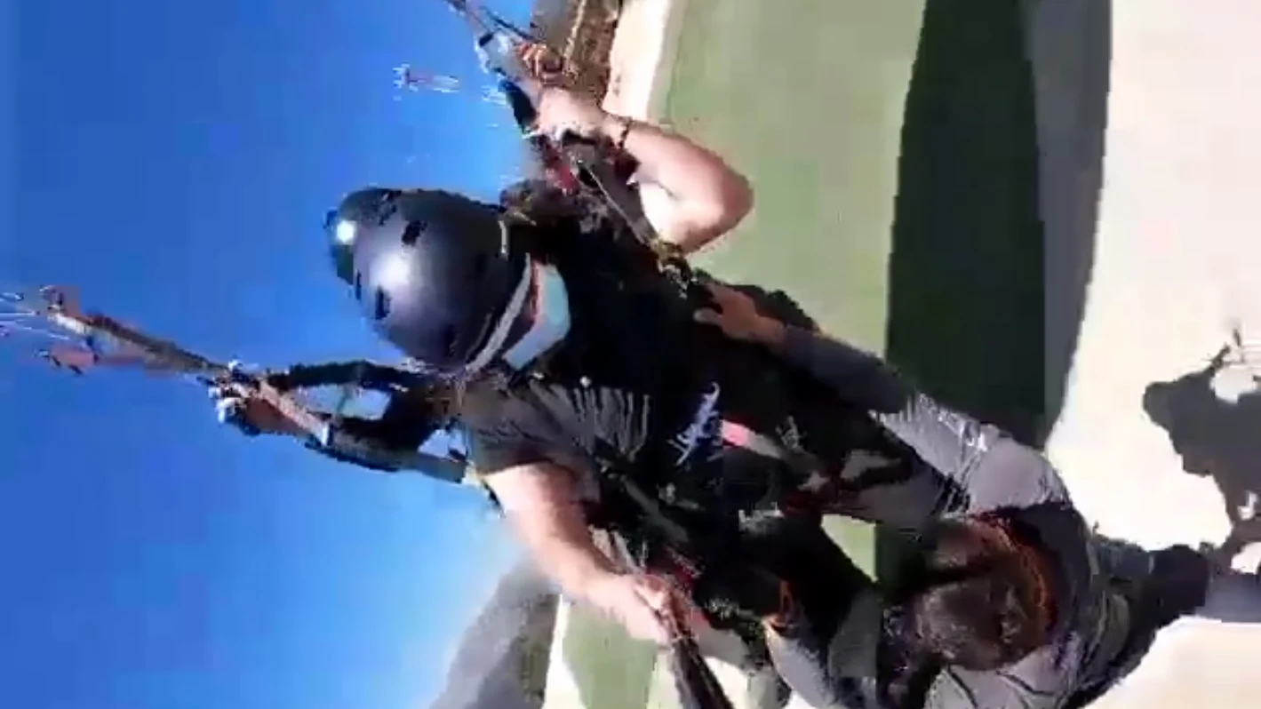 El angustioso momento en que un instructor queda colgado de un parapente sin arnés y acaba tirándose al vacío El angustioso momento en que un instructor queda colgado de un parapente sin arnés y acaba tirándose al vacío