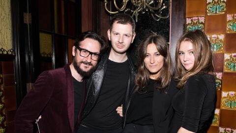 La mujer de la derecha es Anna Delvey, en quien se basa '¿Quién es Anna?'