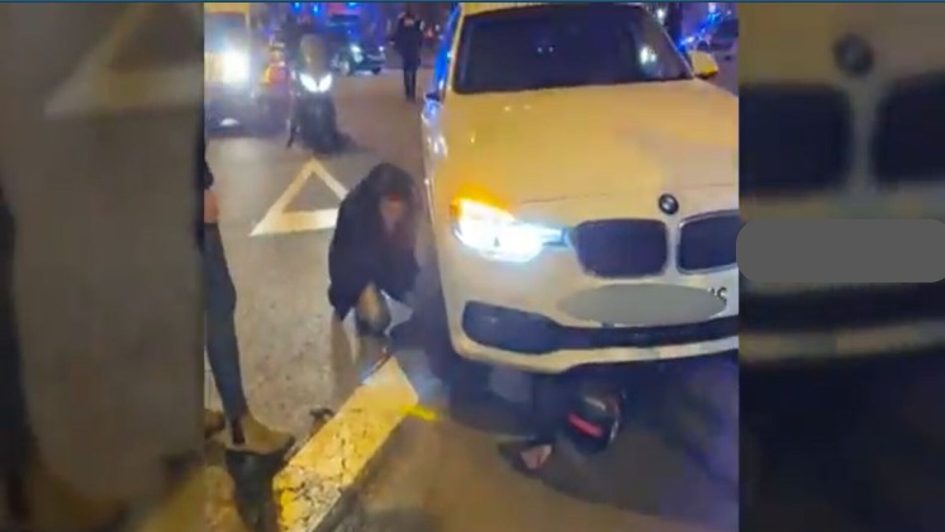 Una motorista queda atrapada debajo del coche que la atropelló en Barcelona