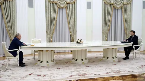 Macron, a distancia con Putin por no haberse hecho la PCR Macron, a distancia con Putin por no haberse hecho la PCR