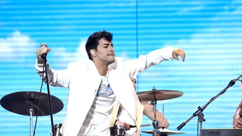 Agoney monta una fiesta veraniega con 'Cake by de ocean' como DNCE Agoney monta una fiesta veraniega con 'Cake by de ocean' como DNCE