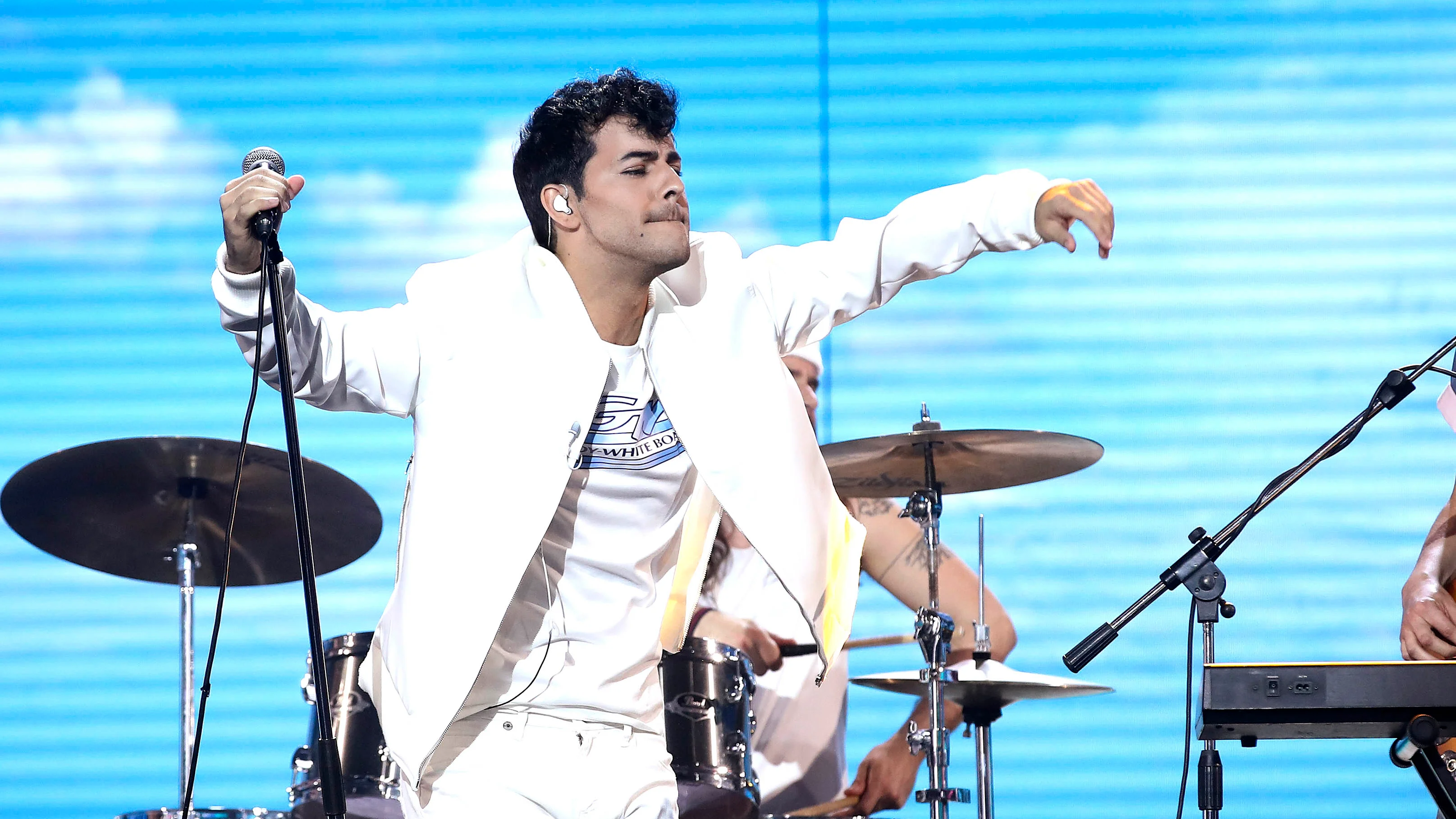 Agoney monta una fiesta veraniega con 'Cake by de ocean' como DNCE Agoney monta una fiesta veraniega con 'Cake by de ocean' como DNCE
