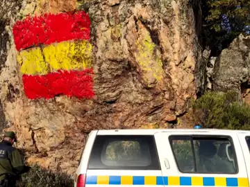 Bandera de España sobre una pintura rupestre Bandera de España sobre una pintura rupestre