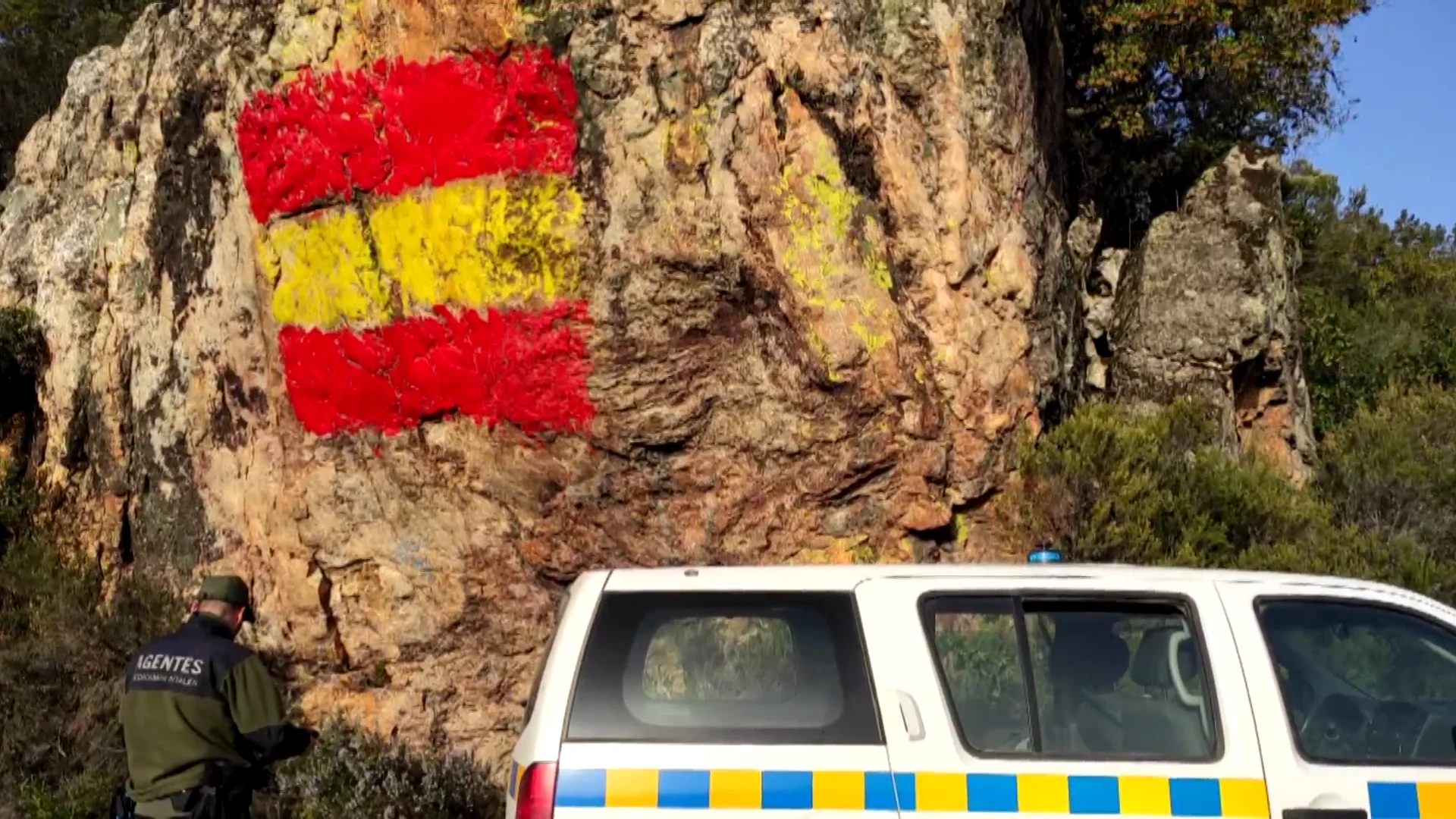 Bandera de Espa&ntilde;a sobre una pintura rupestre