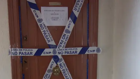 Un hombre se tira por el balcón cuando iba a ser desahuciado y descubren que vivía con su padre momificado Un hombre se tira por el balcón cuando iba a ser desahuciado y descubren que vivía con su padre momificado