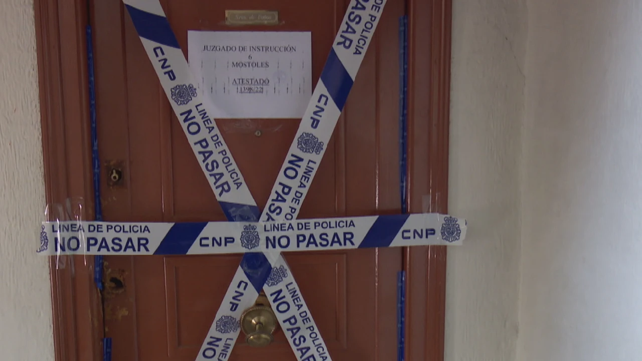 Un hombre se tira por el balcón cuando iba a ser desahuciado y descubren que vivía con su padre momificado Un hombre se tira por el balcón cuando iba a ser desahuciado y descubren que vivía con su padre momificado