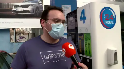 El precio récord de la gasolina merma los bolsillos unos conductores que están "cansados" El precio récord de la gasolina merma los bolsillos unos conductores que están "cansados"