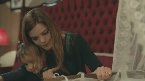 Züleyha se despide de sus hijos Züleyha se despide de sus hijos