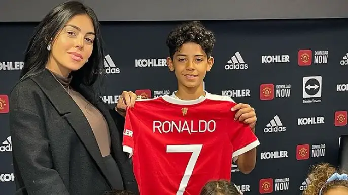 El Manchester United ficha al hijo de Cristiano Ronaldo El Manchester United ficha al hijo de Cristiano Ronaldo