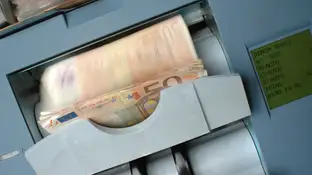 Una máquina contando dinero Una máquina contando dinero
