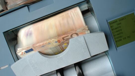 Una m&aacute;quina contando dinero