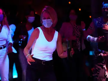 Así ha sido la reapertura de las discotecas en Cataluña: sin límite de aforo, sin pasaporte covid y pocas mascarillas Así ha sido la reapertura de las discotecas en Cataluña: sin límite de aforo, sin pasaporte covid y pocas mascarillas