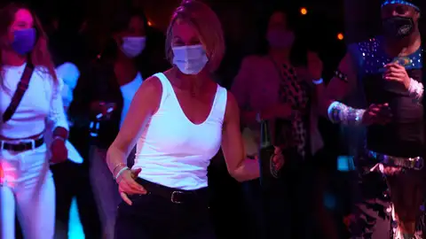 Así ha sido la reapertura de las discotecas en Cataluña: sin límite de aforo, sin pasaporte covid y pocas mascarillas Así ha sido la reapertura de las discotecas en Cataluña: sin límite de aforo, sin pasaporte covid y pocas mascarillas