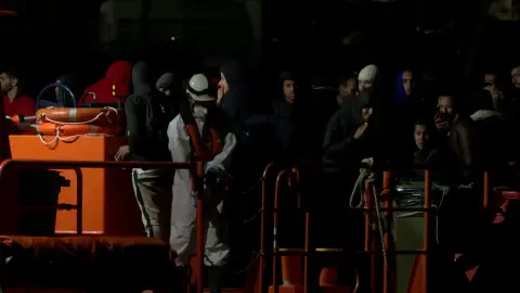 Rescatan a más de 200 inmigrantes en el mar cerca de las Islas Canarias Rescatan a más de 200 inmigrantes en el mar cerca de las Islas Canarias