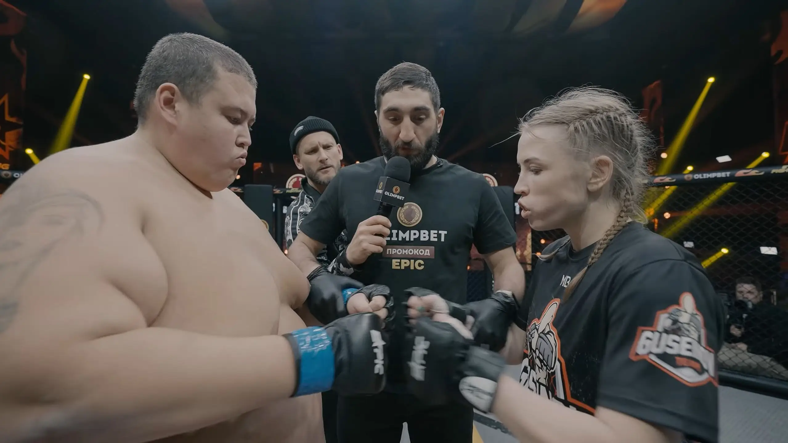 El pol&eacute;mico combate entre g&eacute;neros entre un luchador de 240 kilos y una luchadora de 60 kilos