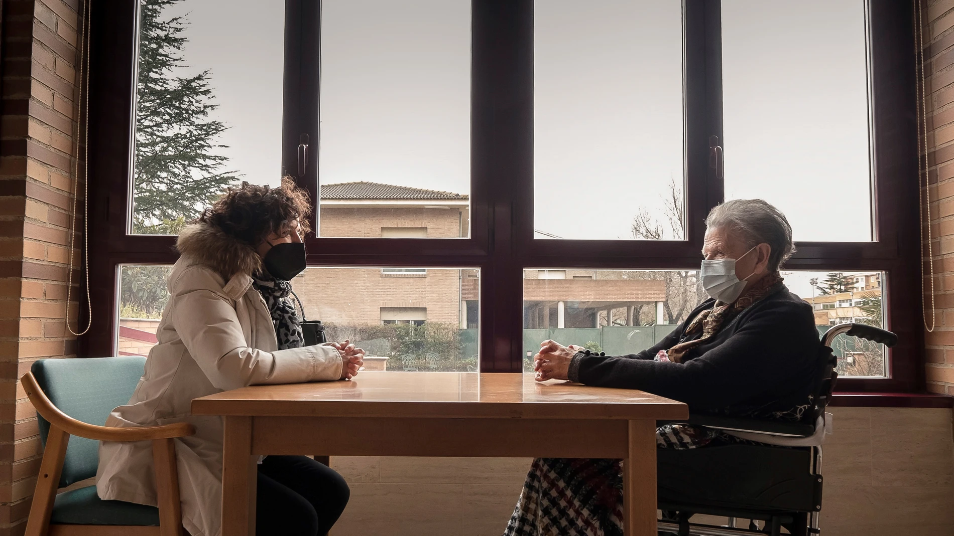 Una anciana recibiendo una visita en una residencia de ancianos