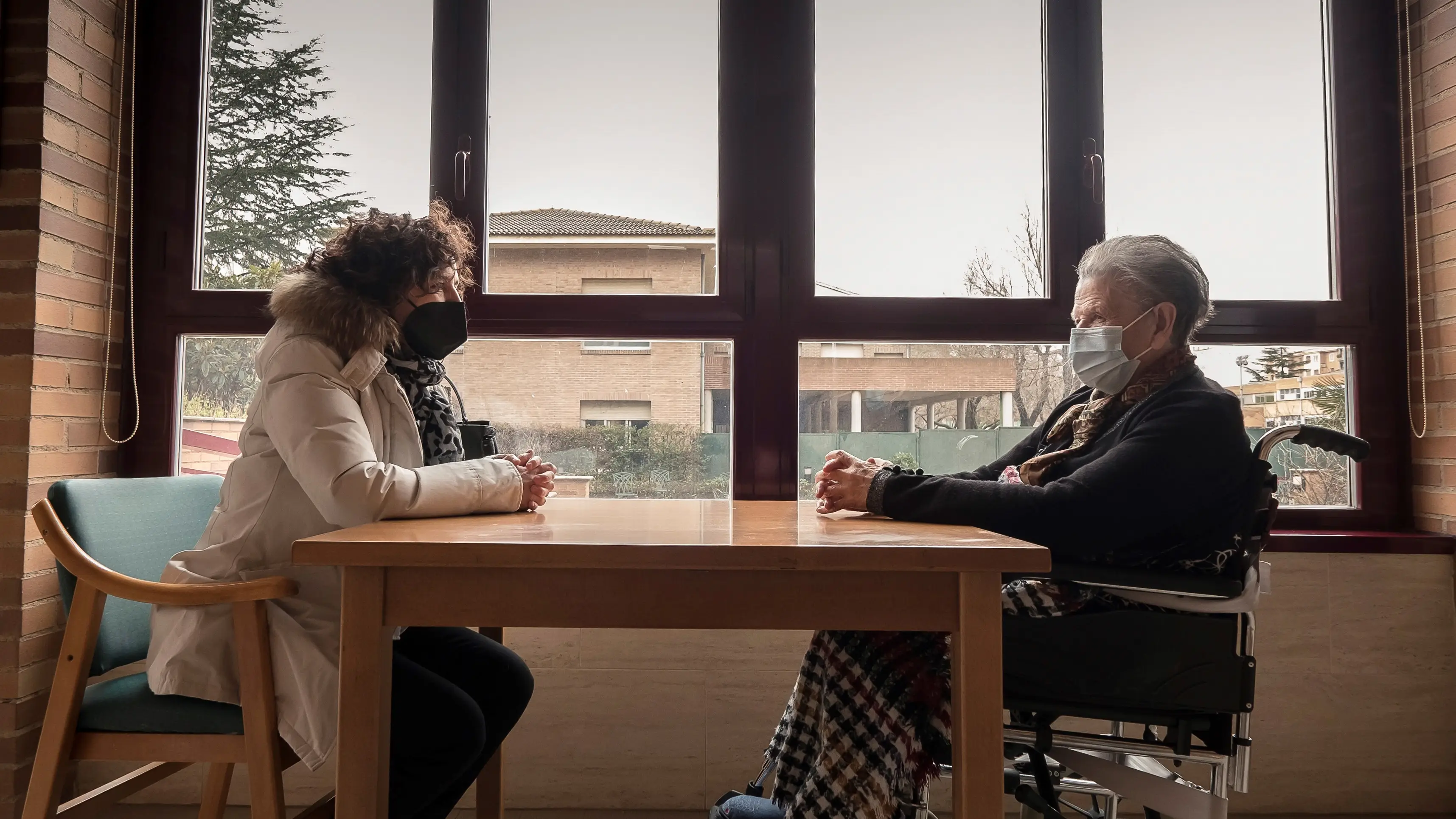 Una anciana recibiendo una visita en una residencia de ancianos Una anciana recibiendo una visita en una residencia de ancianos
