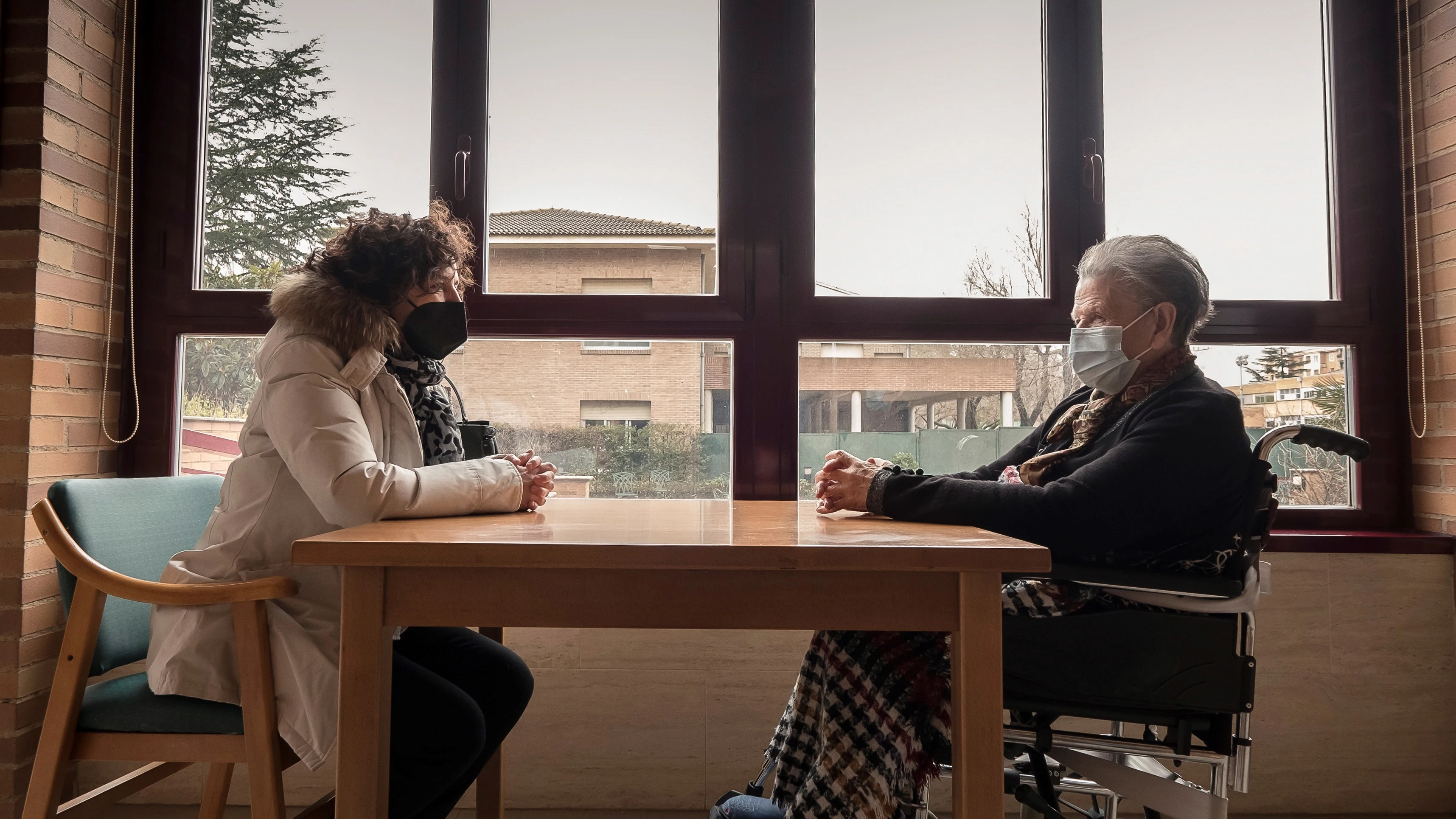 Una anciana recibiendo una visita en una residencia de ancianos Una anciana recibiendo una visita en una residencia de ancianos