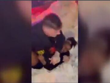 El momento en el Policía de Estados Unidos inmoviliza a un estudiante con el codo