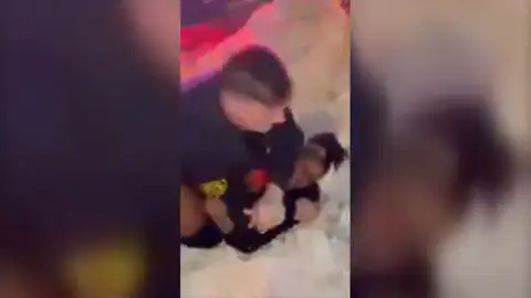 El momento en el Policía de Estados Unidos inmoviliza a un estudiante con el codo El momento en el Policía de Estados Unidos inmoviliza a un estudiante con el codo