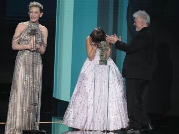 Cate Blanchett, Penélope Cruz y Pedro Almodóvar en los Goya