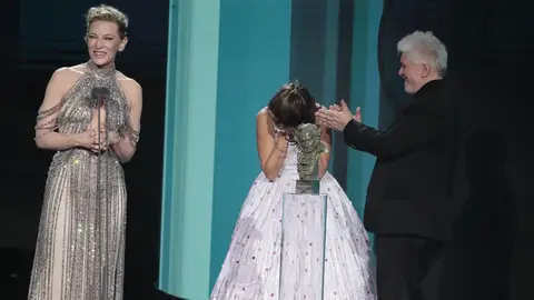 Cate Blanchett, Penélope Cruz y Pedro Almodóvar en los Goya Cate Blanchett, Penélope Cruz y Pedro Almodóvar en los Goya
