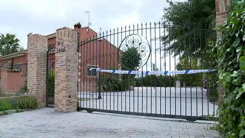 Detienen a un joven de 15 años como presunto autor de la muerte a tiros de sus padres y su hermano tras cortarle el wifi de casa en Elche Detienen a un joven de 15 años como presunto autor de la muerte a tiros de sus padres y su hermano tras cortarle el wifi de casa en Elche