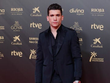 Jaime Lorente en la alfombra roja de los Premios Goya 2022