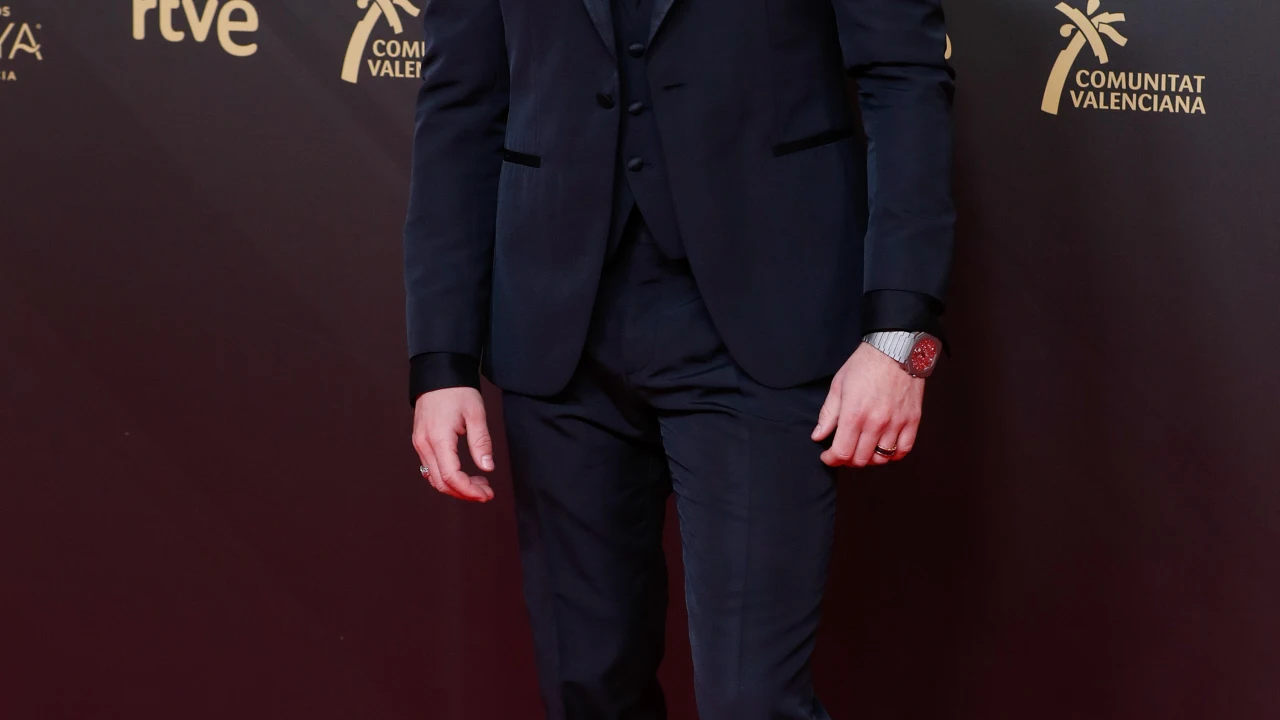 Jaime Lorente en la alfombra roja de los Premios Goya 2022