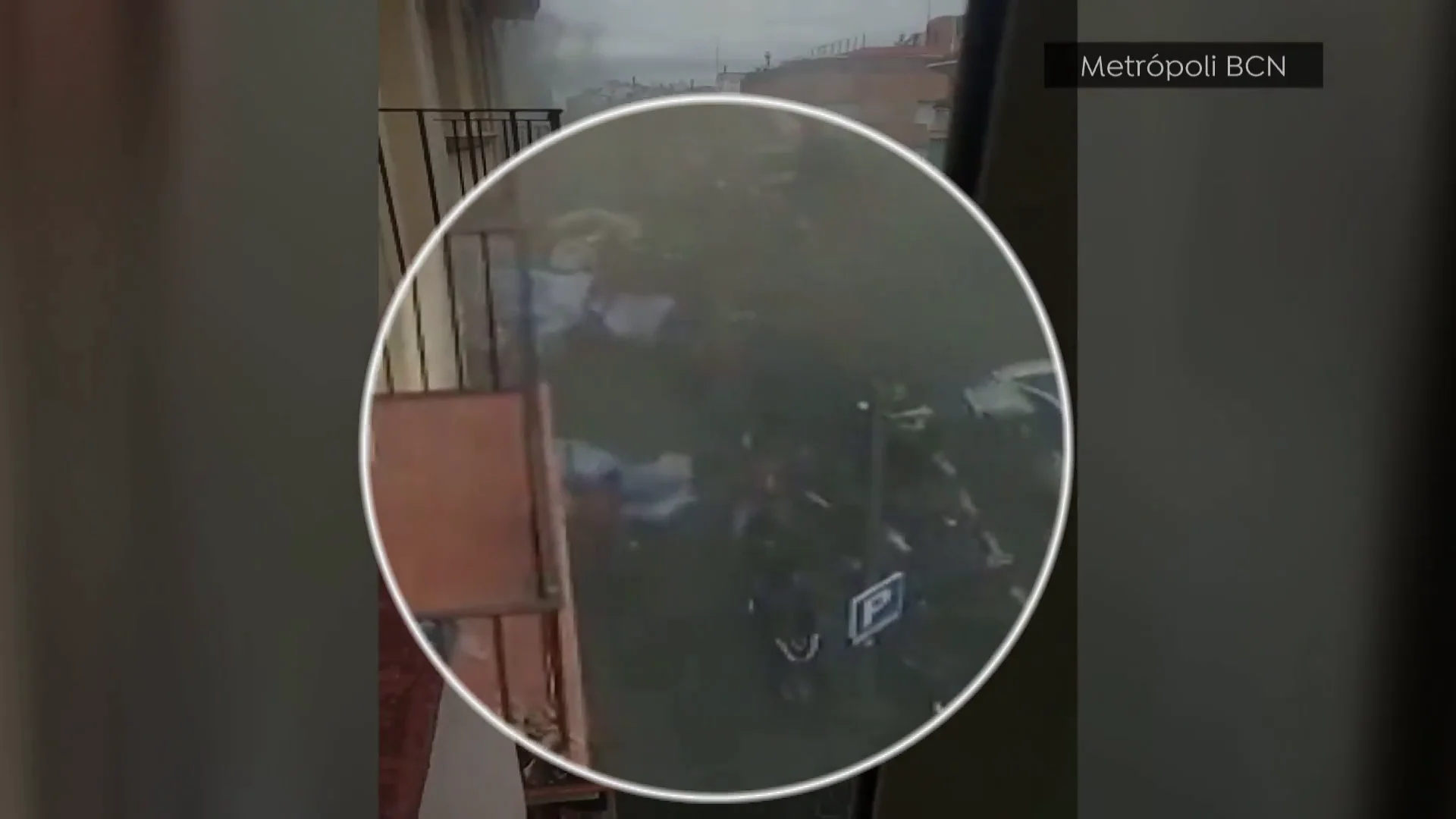 Dos clientes saltan por la ventana de un hotel en llamas Dos clientes saltan por la ventana de un hotel en llamas