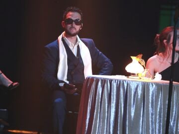 C. Tangana junto a Rita Payés en los Goya 2022 estrenando la canción 'Te venero'