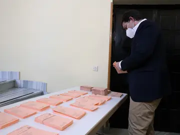 El candidato del PP a la Presidencia de la Junta de Castilla y León, Alfonso Fernández Mañueco, ejerce su derecho al voto en la antigua sede de la Delegación Territorial de la Junta de Castilla y León El candidato del PP a la Presidencia de la Junta de Castilla y León, Alfonso Fernández Mañueco, ejerce su derecho al voto en la antigua sede de la Delegación Territorial de la Junta de Castilla y León