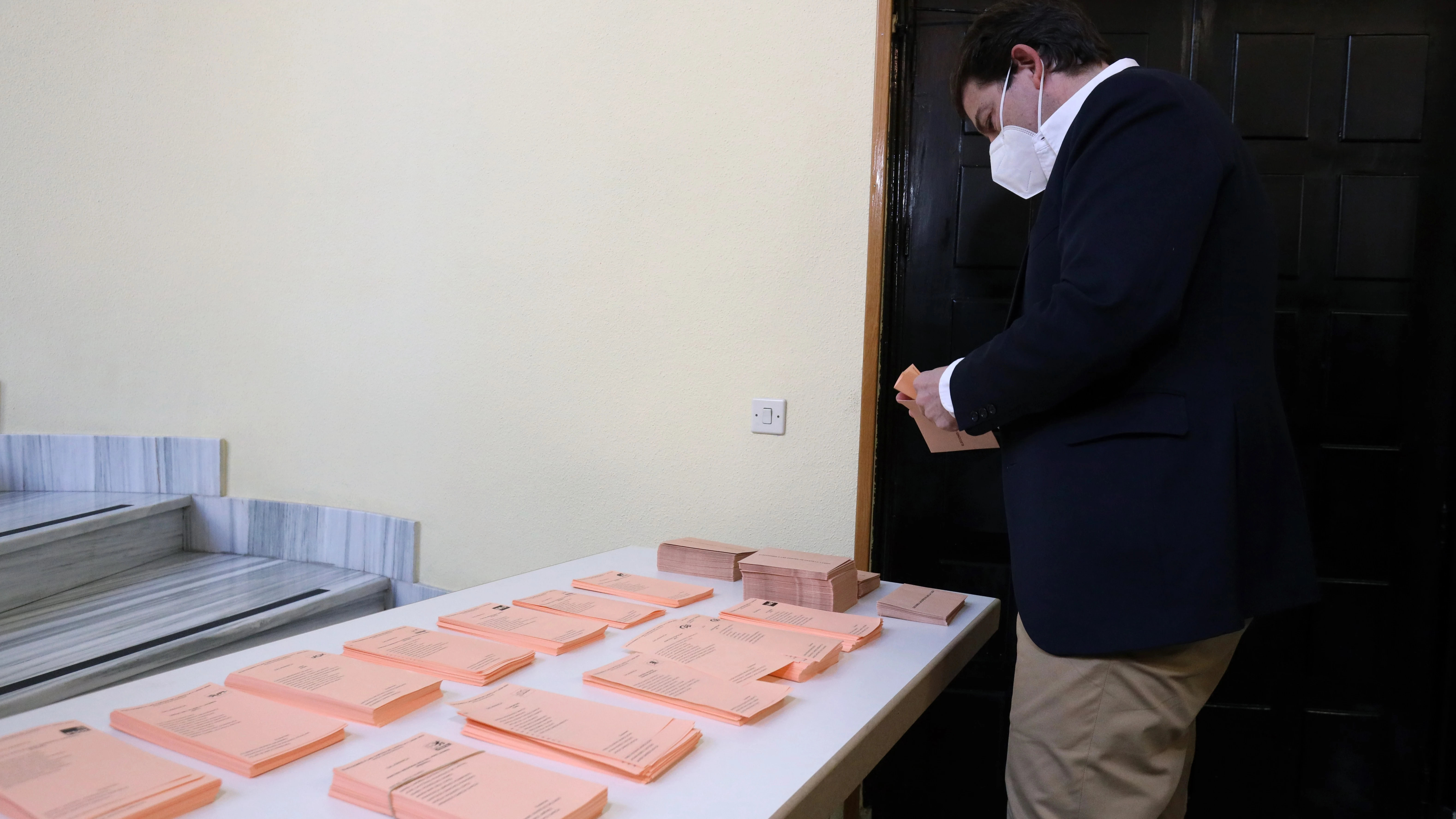 El candidato del PP a la Presidencia de la Junta de Castilla y León, Alfonso Fernández Mañueco, ejerce su derecho al voto en la antigua sede de la Delegación Territorial de la Junta de Castilla y León El candidato del PP a la Presidencia de la Junta de Castilla y León, Alfonso Fernández Mañueco, ejerce su derecho al voto en la antigua sede de la Delegación Territorial de la Junta de Castilla y León