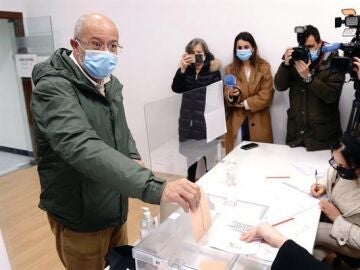 Francisco Igea vota en las elecciones en Castilla y León