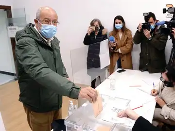 Francisco Igea vota en las elecciones en Castilla y León Francisco Igea vota en las elecciones en Castilla y León