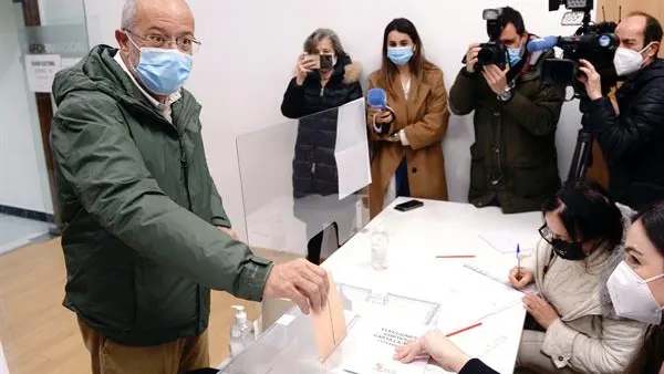 Francisco Igea vota en las elecciones en Castilla y Le&oacute;n