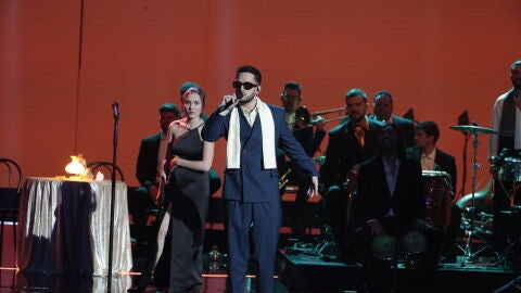 C. Tangana actuando en los Goya 2022 junto a Rita Payés