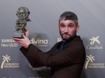 Chechu Salgado con su premio en los Goya 2022