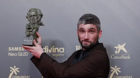 Chechu Salgado con su premio en los Goya 2022 Chechu Salgado con su premio en los Goya 2022