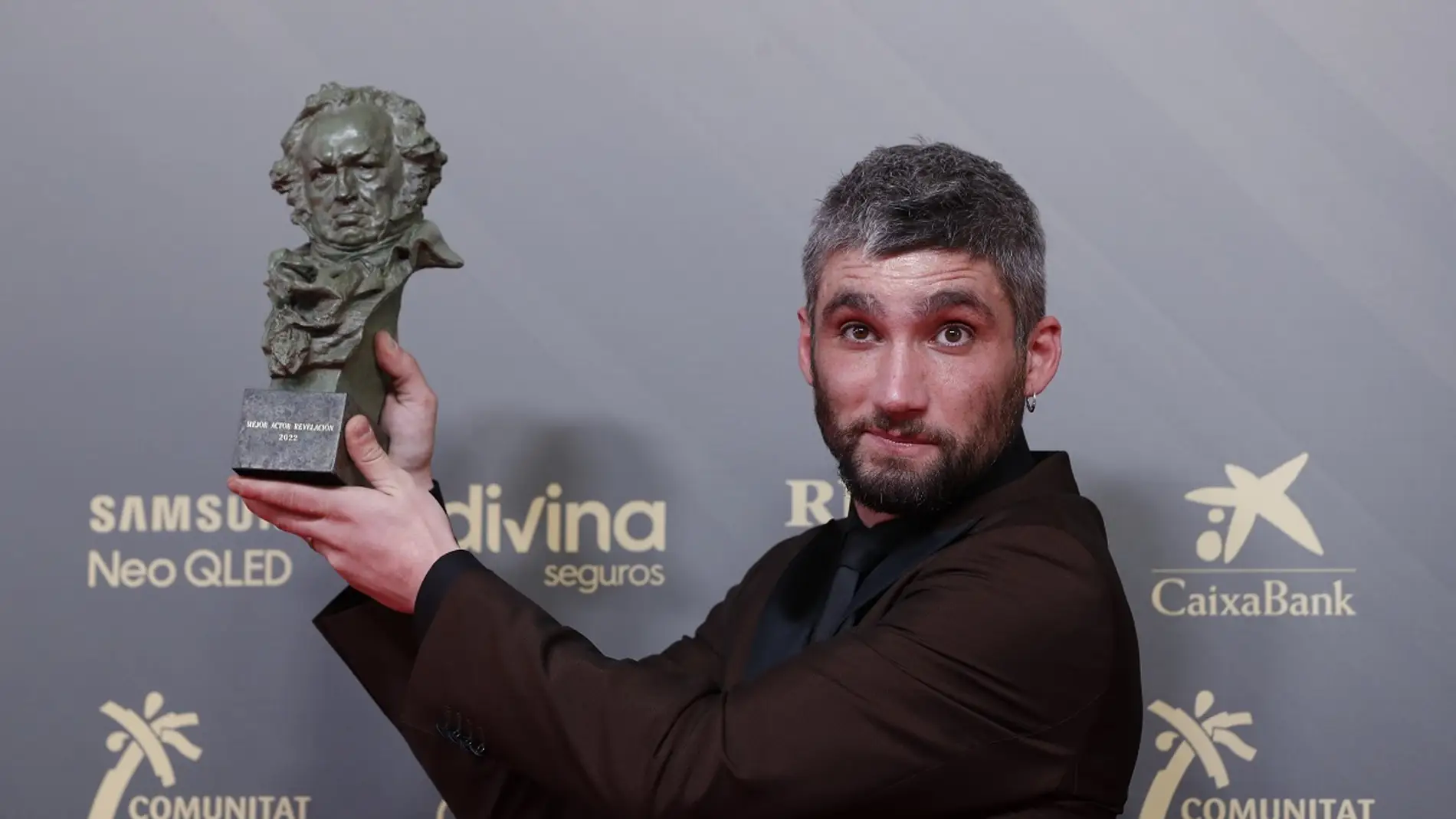 Chechu Salgado con su premio en los Goya 2022